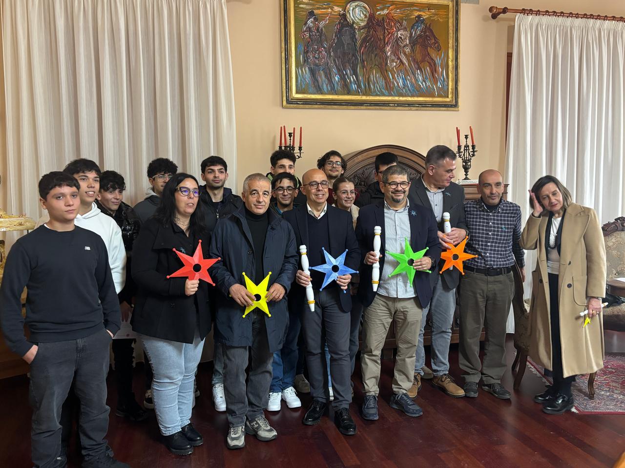 Un “Museo a cielo aperto” per la Sartiglia, le stelle giganti saranno appese in via Eleonora