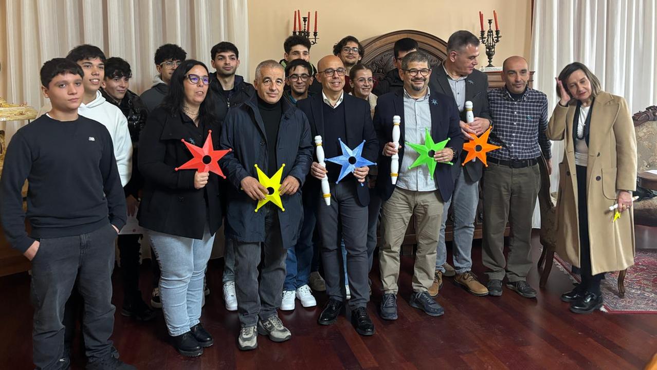 Un “Museo a cielo aperto” per la Sartiglia, le stelle giganti saranno appese in via Eleonora