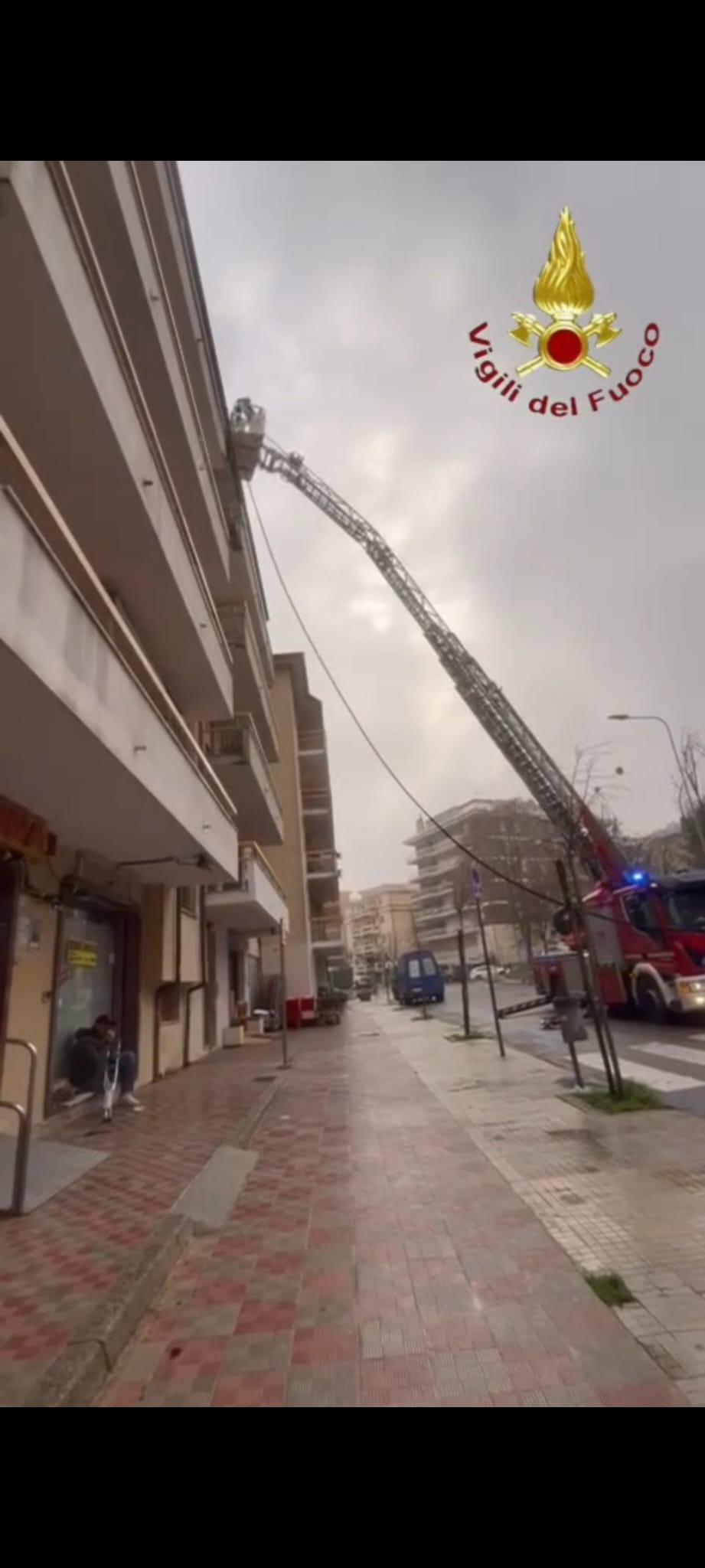 Nuoro, paura in un condominio: prende fuoco la caldaia