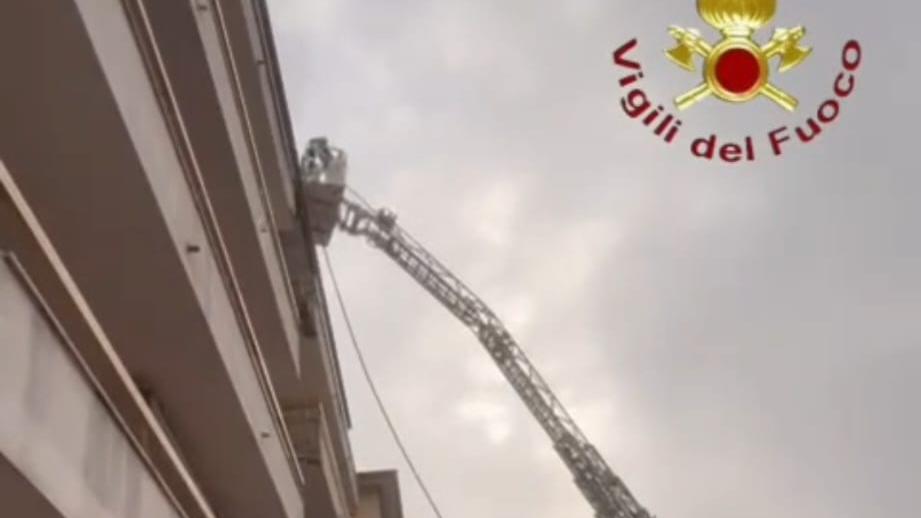 Nuoro, paura in un condominio: prende fuoco la caldaia