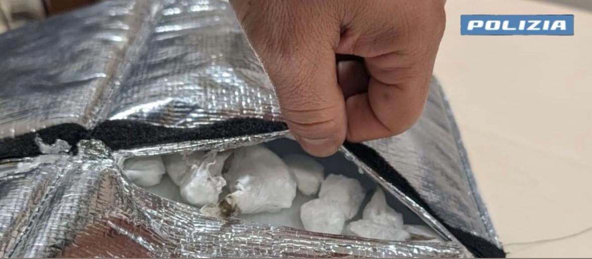 
	Le dosi di cocaina nella borsa termica

