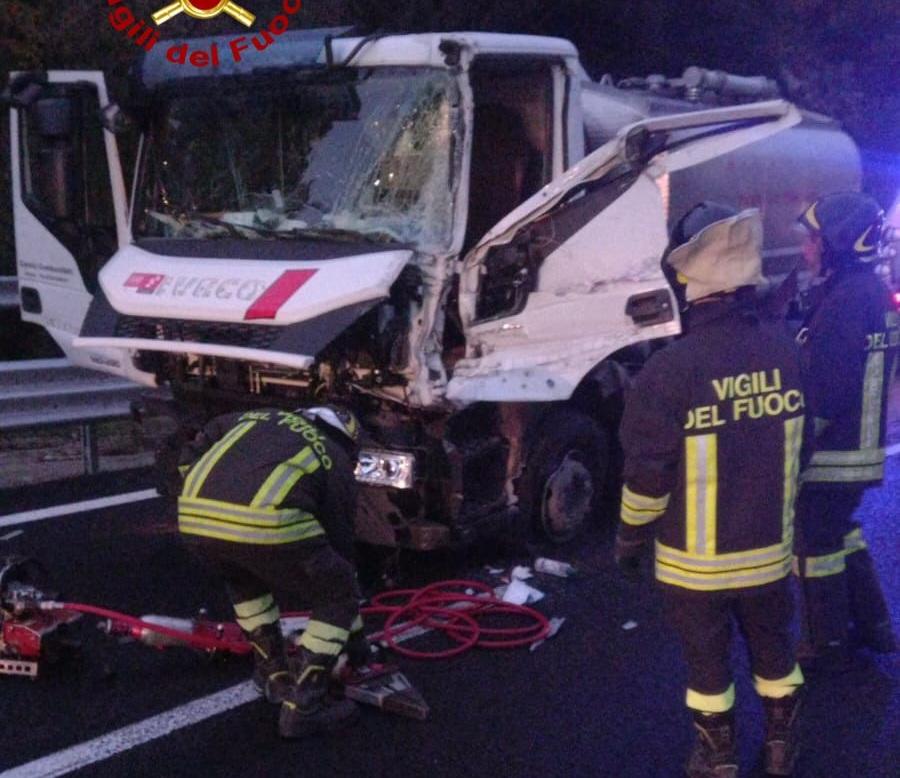 Scontro frontale tra due camion alle porte di Nuoro: un ferito