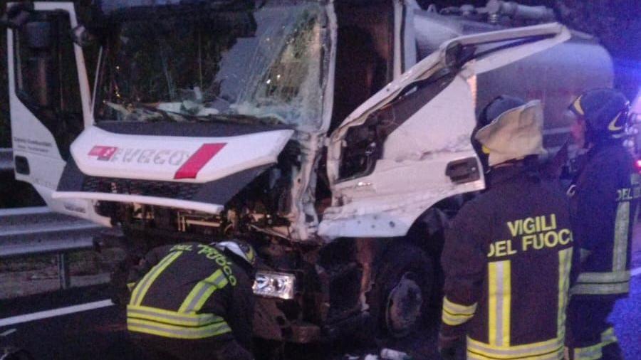 Scontro frontale tra due camion alle porte di Nuoro: un ferito