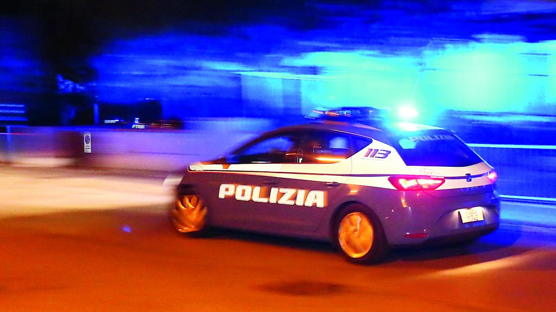 Una volante della polizia di Stato (foto d'archivio)