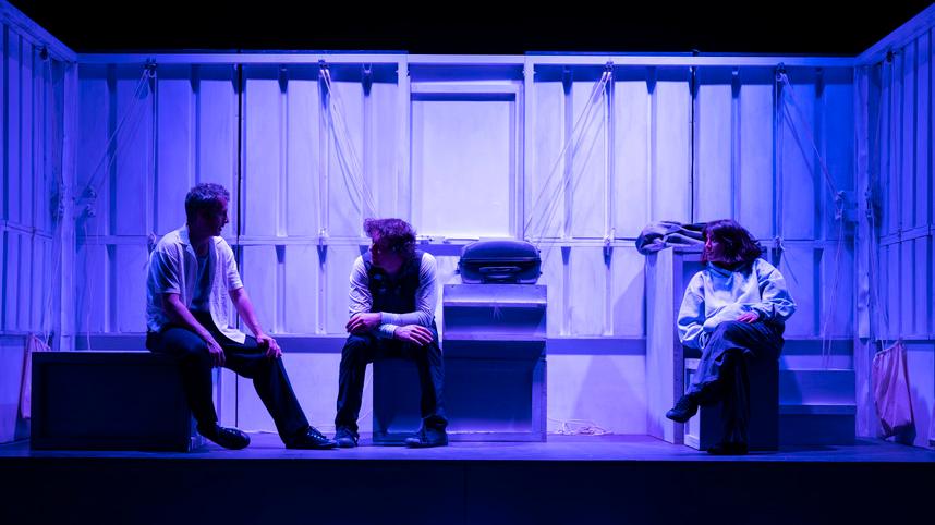 Biglietti gratis agli hater: la risposta di Emanuele Aldrovandi all’odio social per il suo “Scusate se non siamo morti in mare”