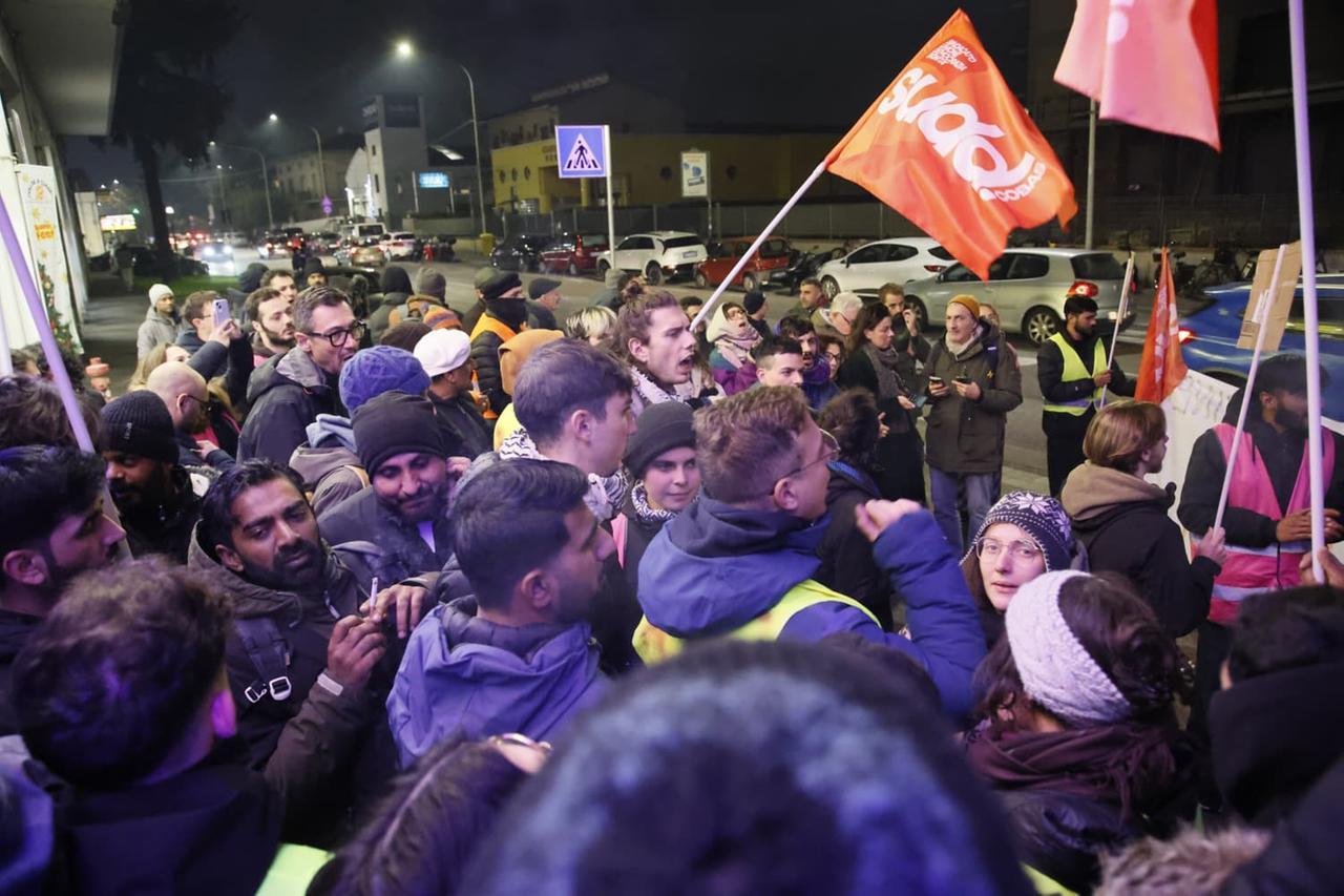 
	La manifestazione del Sudd Cobas davanti al ristorante La Scintilla di via Galcianese


