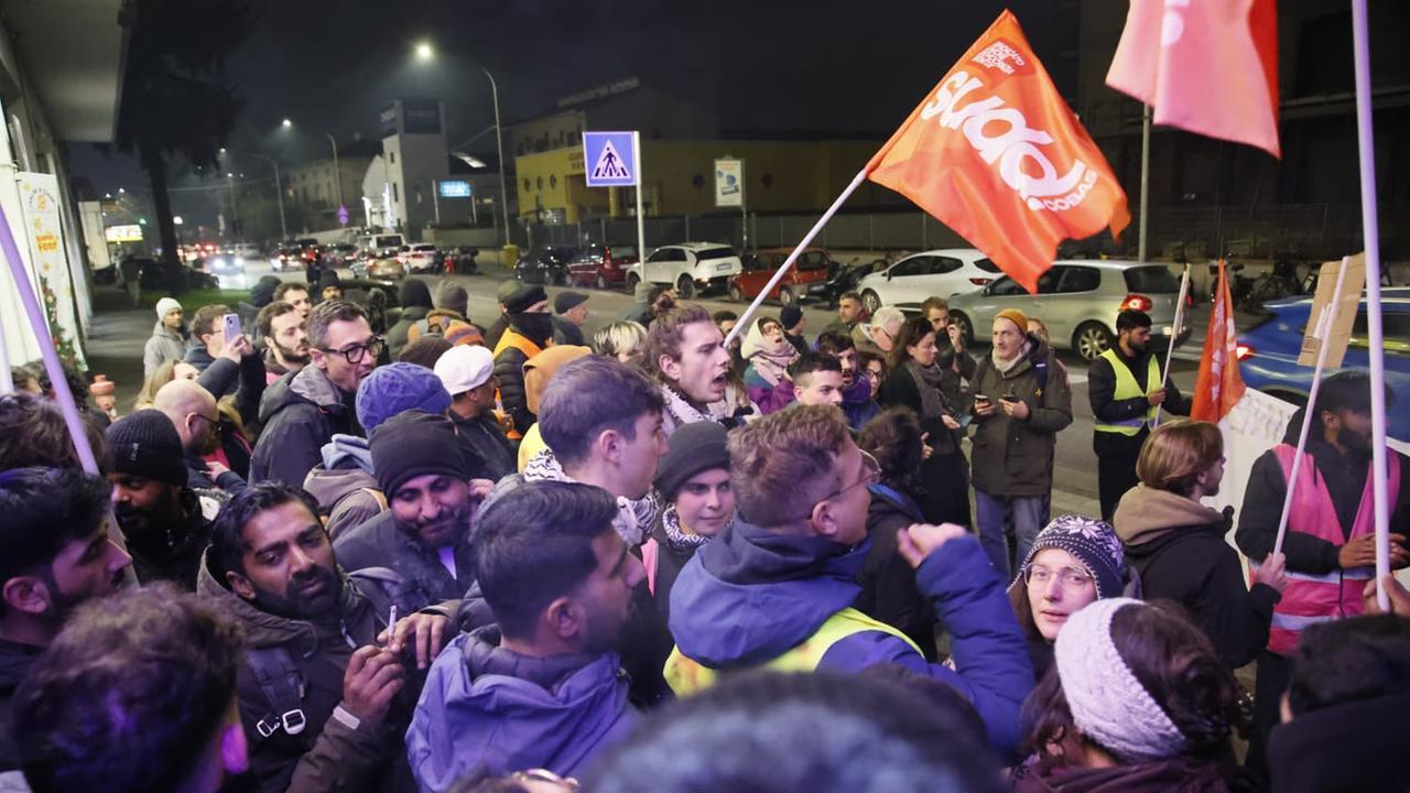 La manifestazione del Sudd Cobas davanti al ristorante La Scintilla di via Galcianese