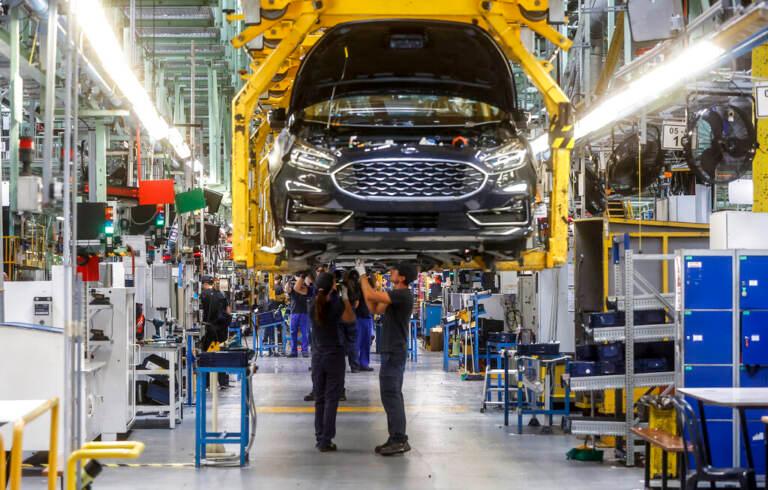 Auto, passo indietro Ue sul divieto ai motori termici dal 2035: sì a ibride e biofuel