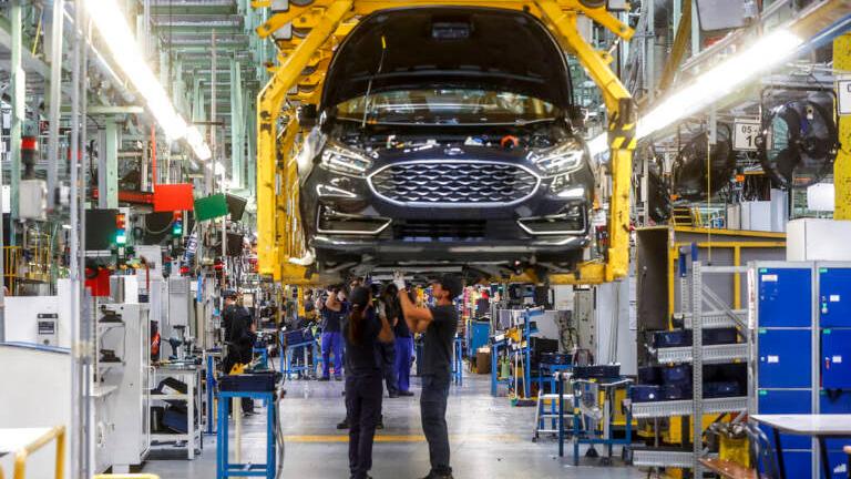 Auto, passo indietro Ue sul divieto ai motori termici dal 2035: sì a ibride e biofuel