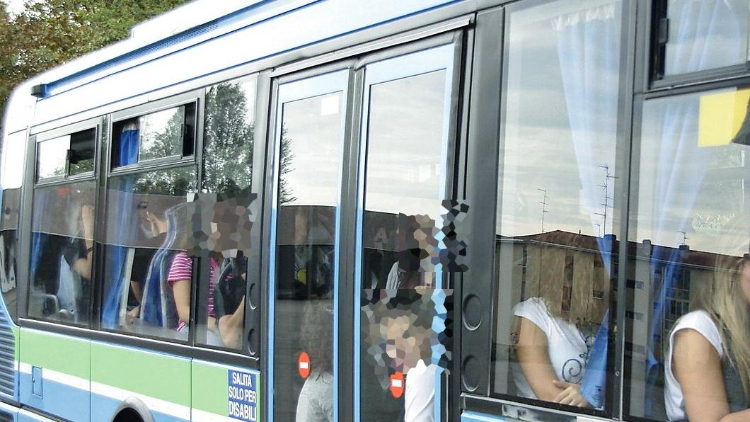 «C’è un incidente». E l’autista del bus lascia a piedi il 14enne