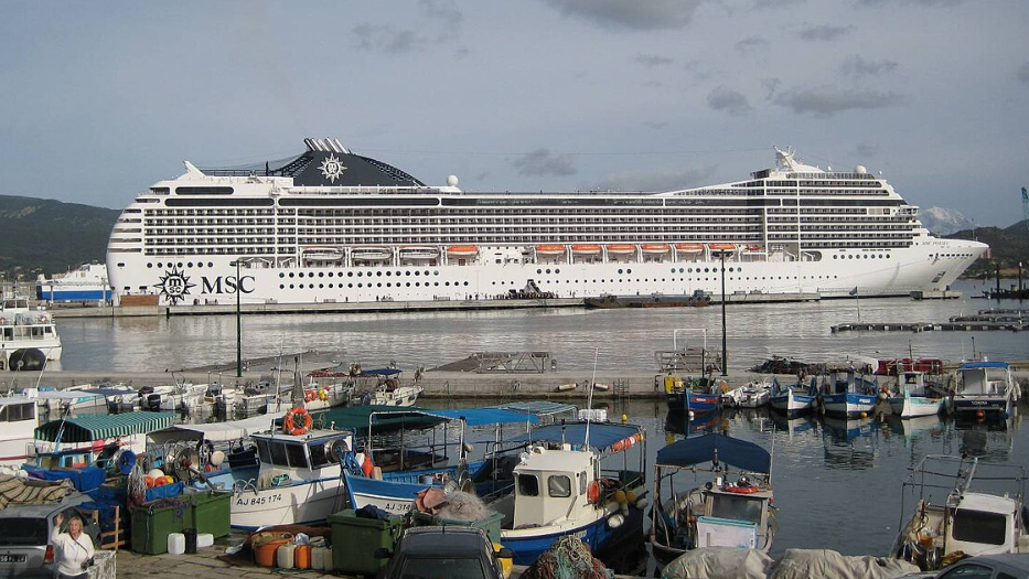 Una nave da crociera ad Ajaccio