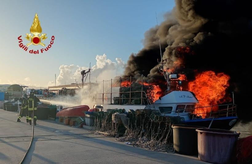 Paura in porto, peschereccio prende fuoco: due persone ustionate