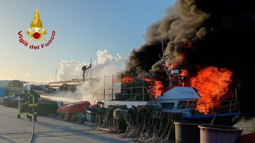 Paura in porto, peschereccio prende fuoco: due persone ustionate