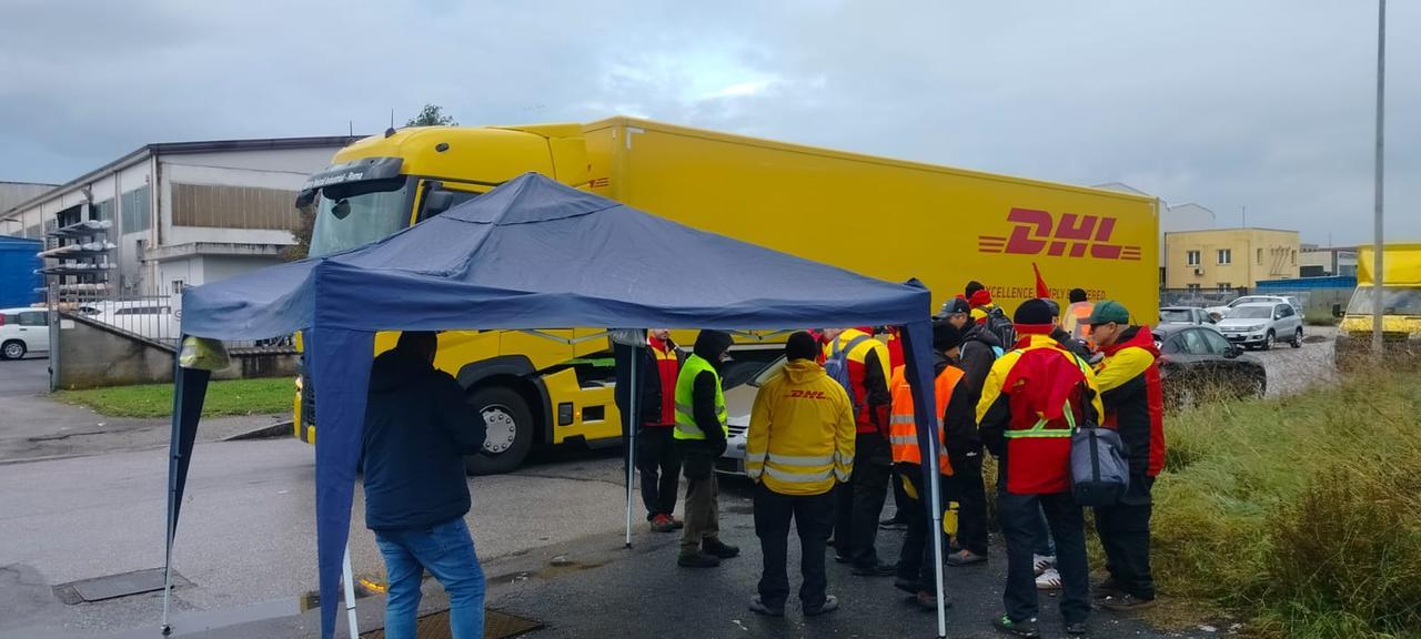 
	Il presidio di Usb con i lavoratori Dhl

