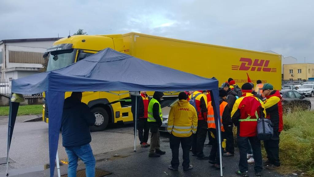 Il presidio di Usb con i lavoratori Dhl