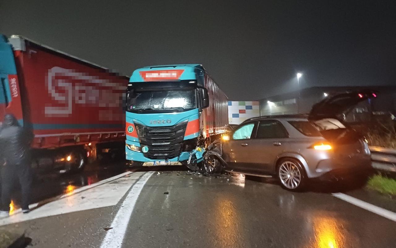 Contromano in tangenziale, un altro incidente: camion si schianta contro un’auto