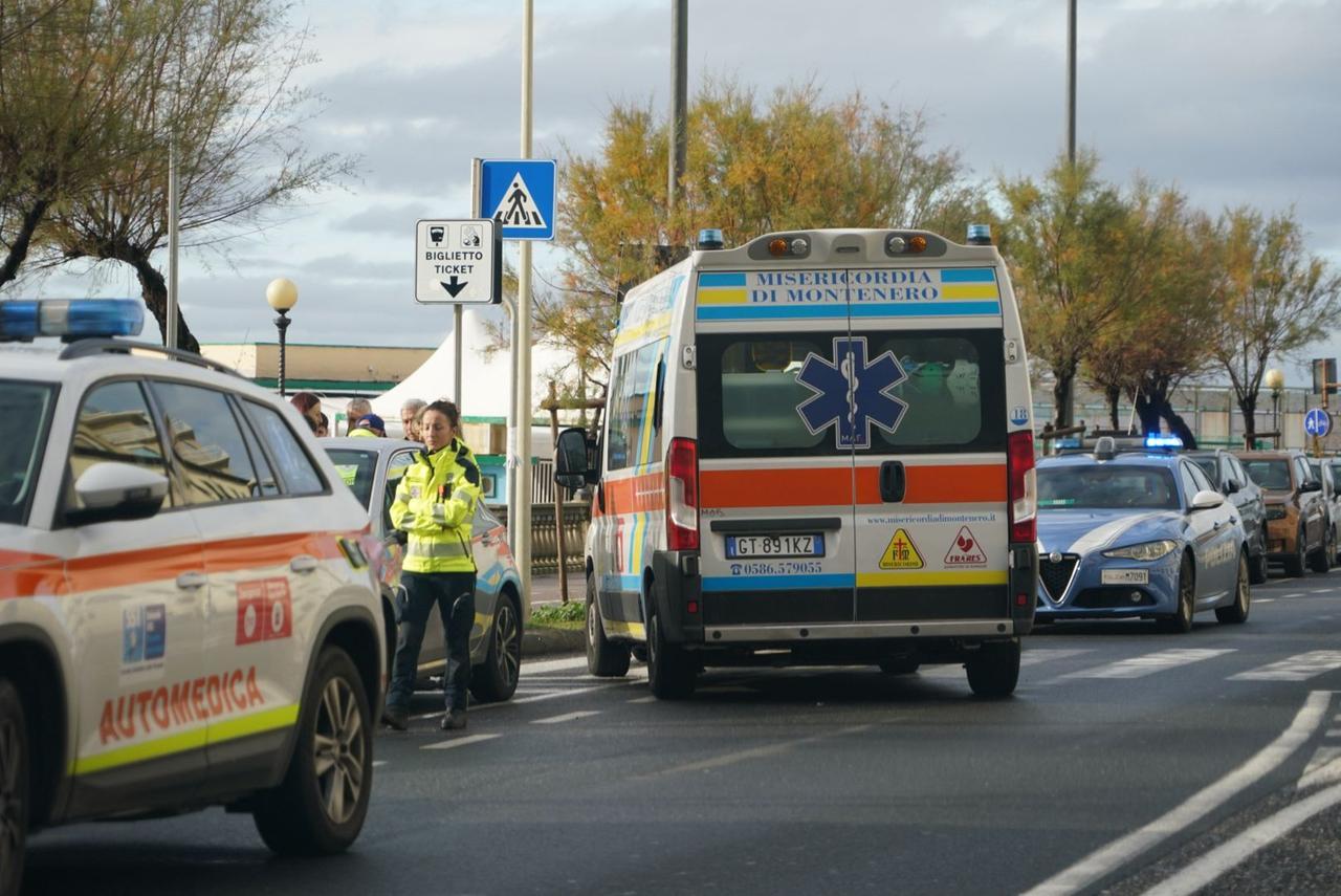 
	Sanitari e poliziotti sul posto dopo la tragedia (foto Stick)

