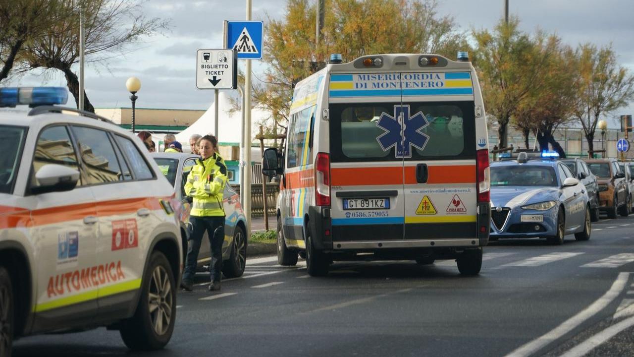Sanitari e poliziotti sul posto dopo la tragedia (foto Stick)