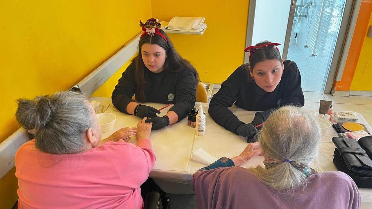 Ferrara, “coccole” alle ospiti della residenza per anziani dagli studenti