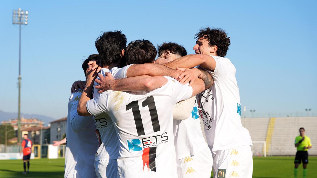 L'esultanza dei giocatori della Lucchese (foto Nucci)