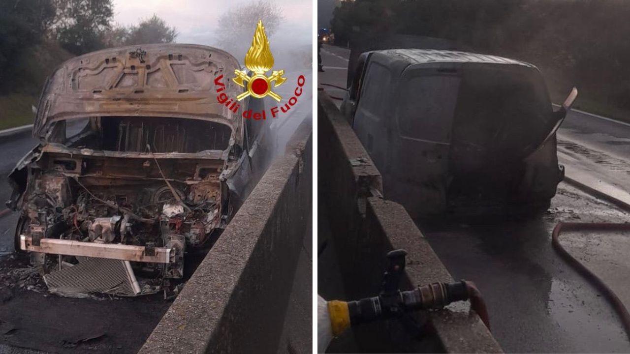 Il mezzo distrutto (foto Vigili del fuoco)