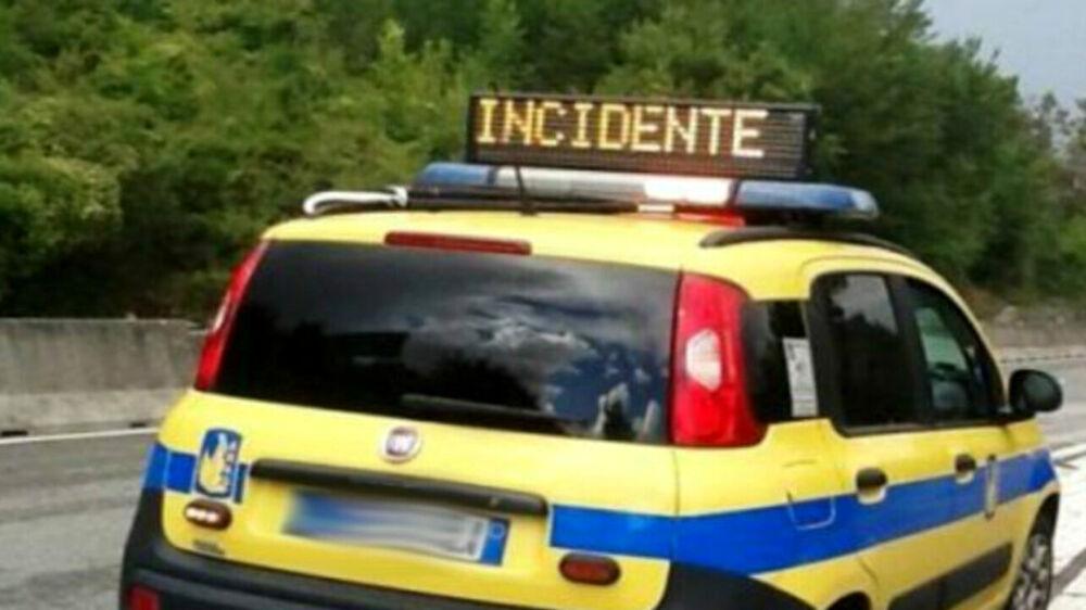 Incidente sulla 131: coinvolti un camion e quattro auto. Strada chiusa al traffico