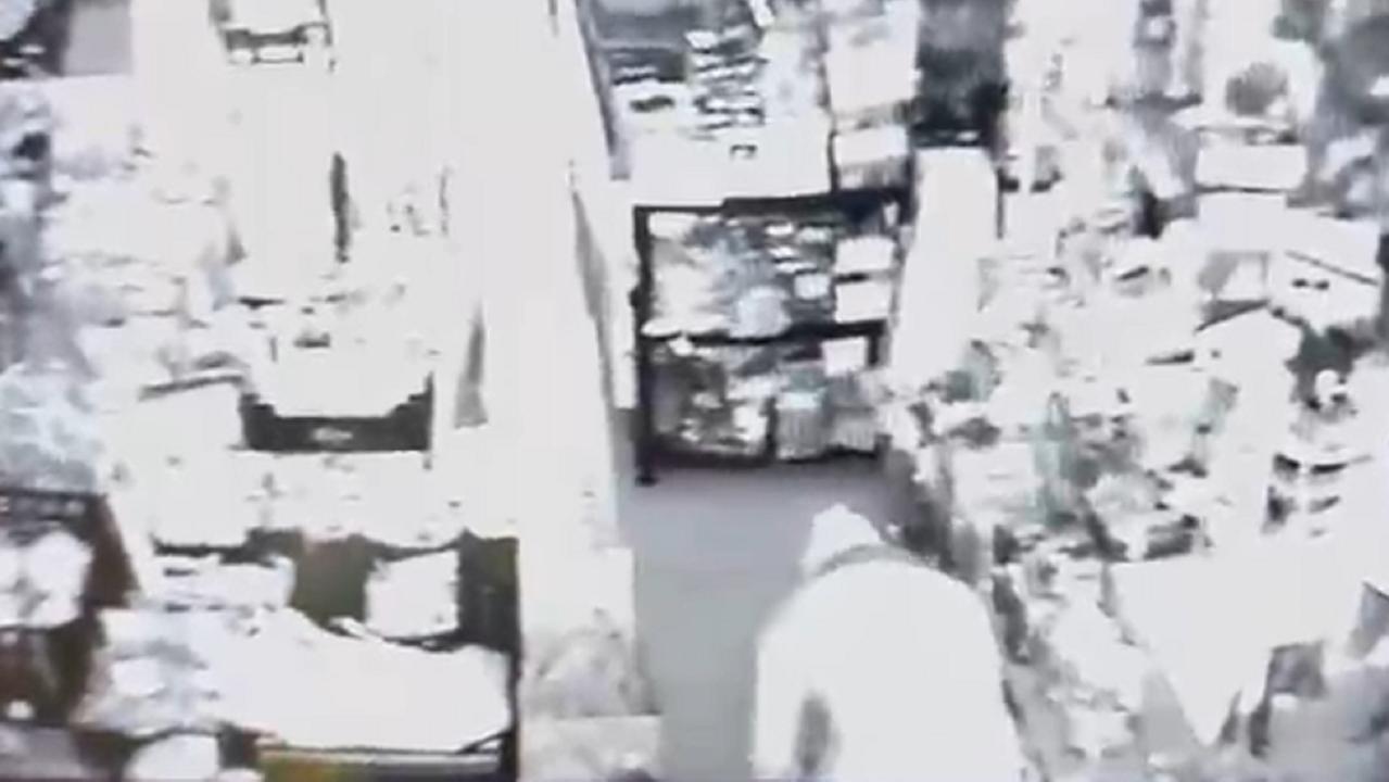 Il ladro in azione ripreso dalle telecamere