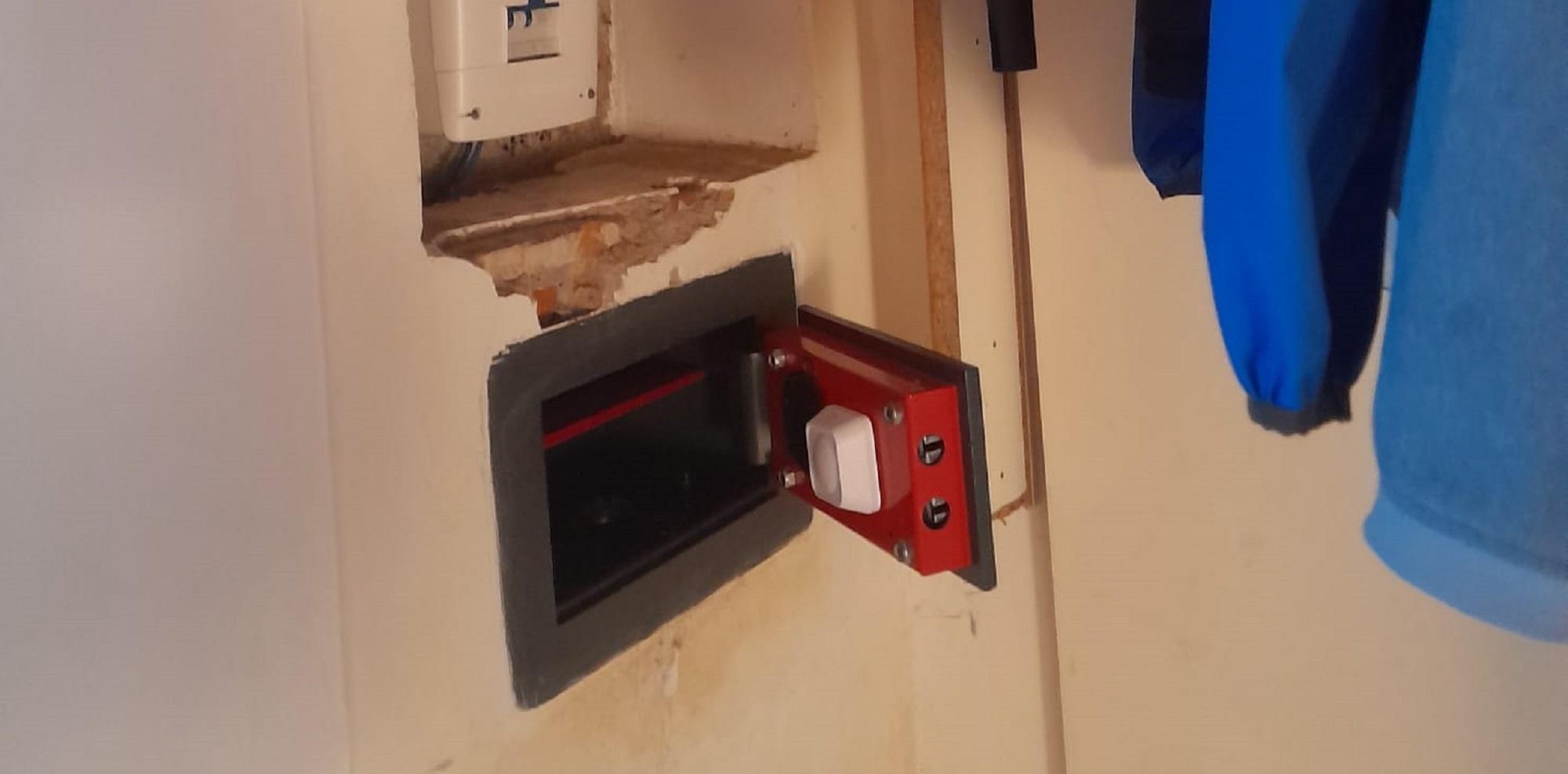 La cassaforte scassinata dell'appartamento di via del Testaio