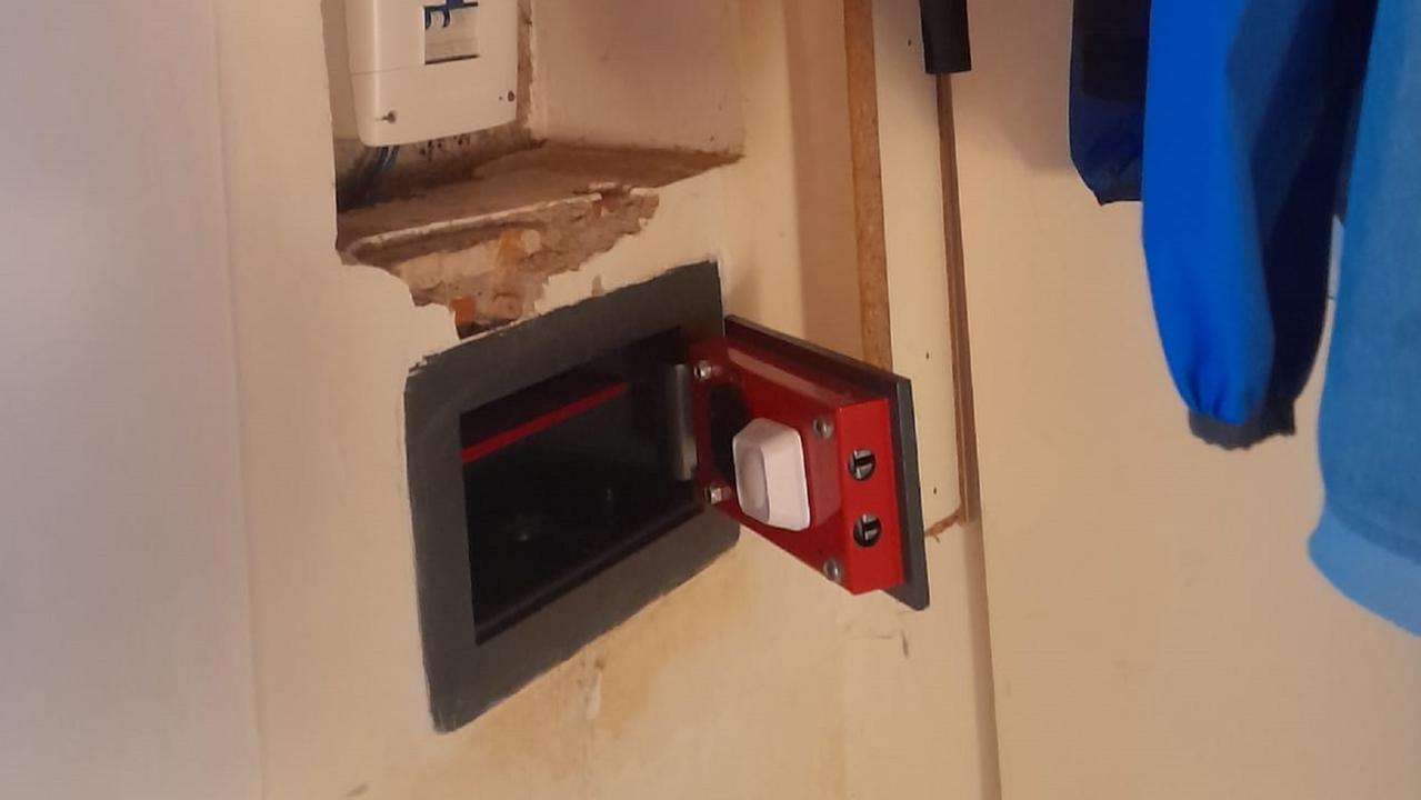 La cassaforte scassinata dell'appartamento di via del Testaio