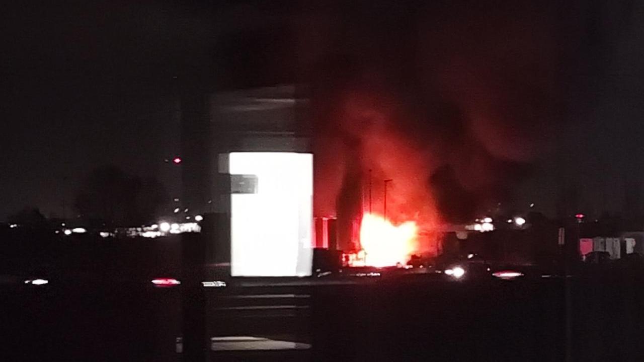 Il camion in fiamme (foto Dannati della Fi-Pi-Li)