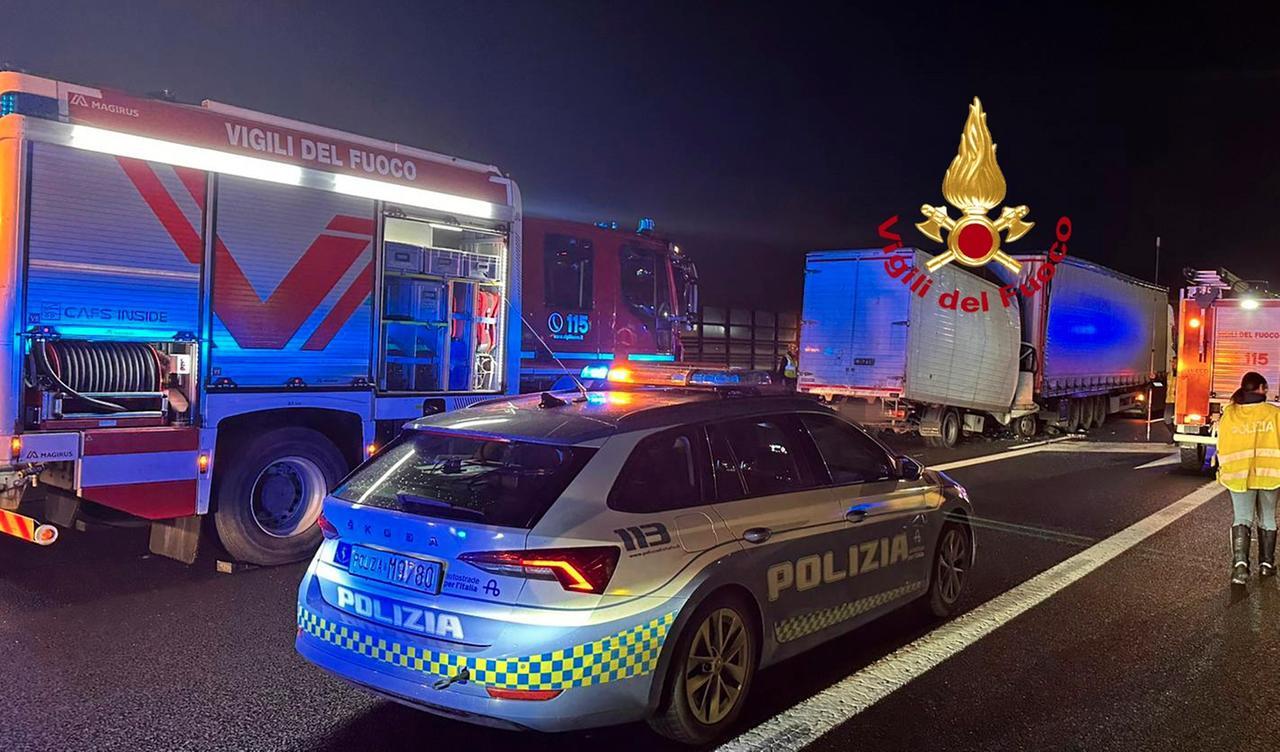 Firenze, schianto in A1 tra un furgone e un camion: c’è un morto