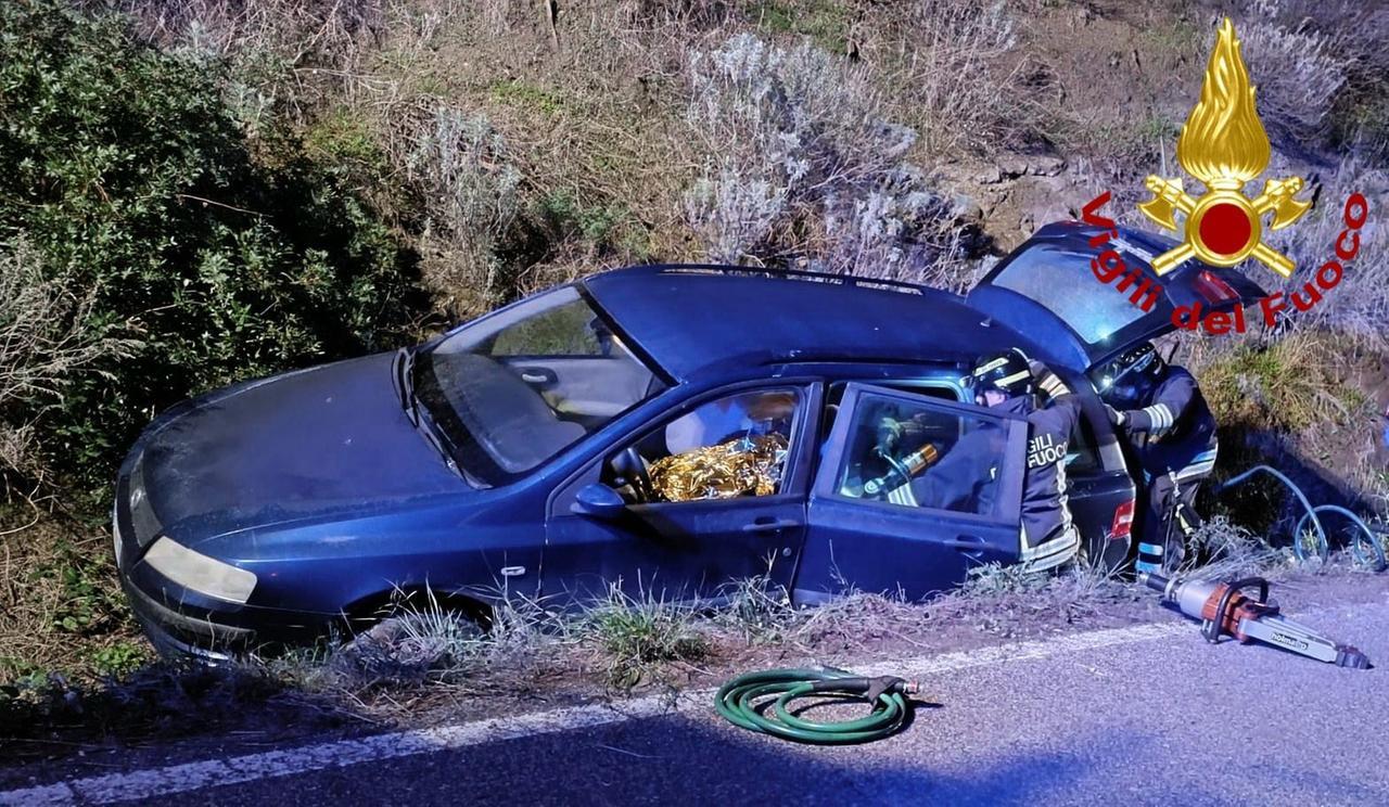 Esce fuori strada con l’auto e rimane incastrato nell’abitacolo