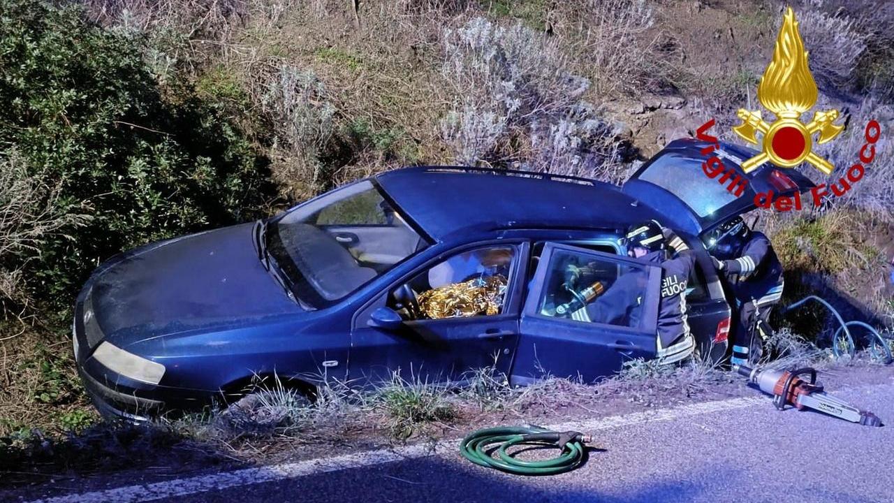 Esce fuori strada con l’auto e rimane incastrato nell’abitacolo