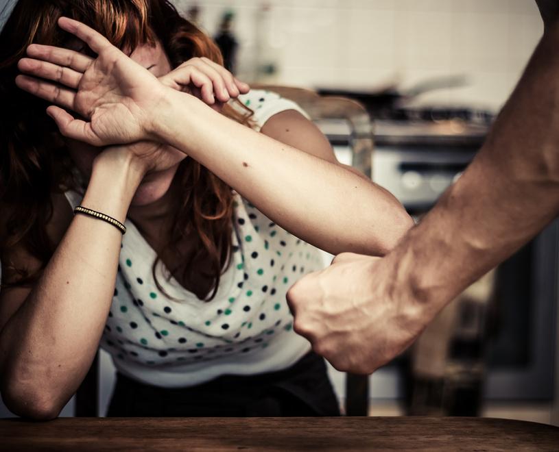 Minaccia di morte sua moglie a Formigine: «Ti faccio a pezzi come il tavolo»