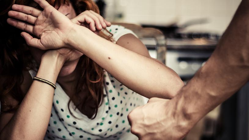 Minaccia di morte sua moglie a Formigine: «Ti faccio a pezzi come il tavolo»