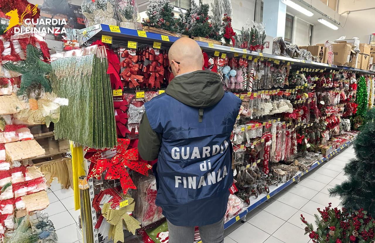Prato, la Finanza sequestra articoli natalizi senza l’etichetta in italiano