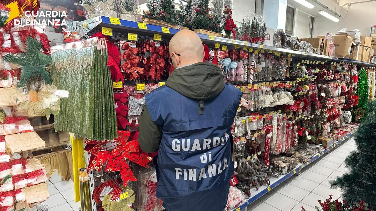 Prato, la Finanza sequestra articoli natalizi senza l’etichetta in italiano