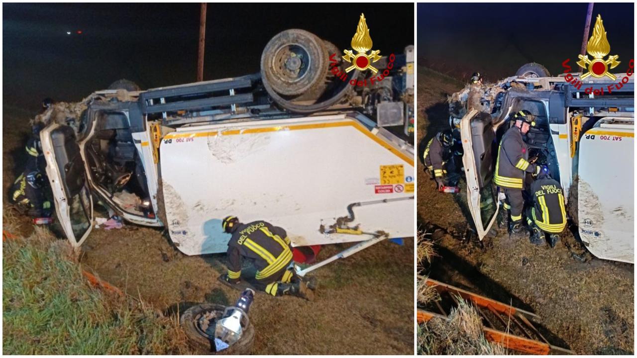 
	Il camion dei rifiuti ribaltato

