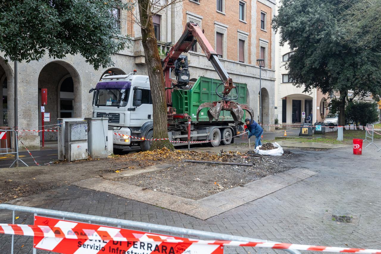 Ferrara, rimosso il chiosco bruciato davanti al Castello