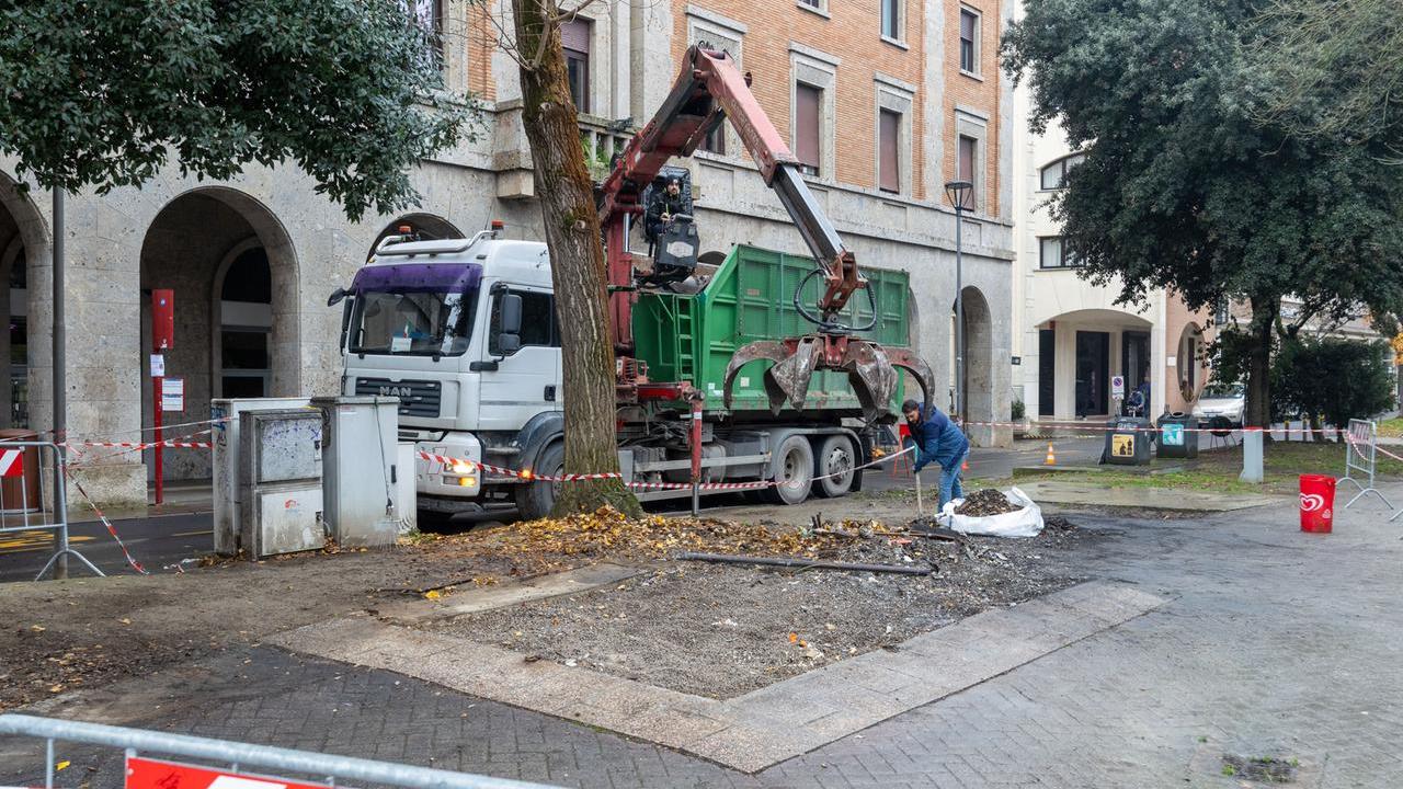 Ferrara, rimosso il chiosco bruciato davanti al Castello