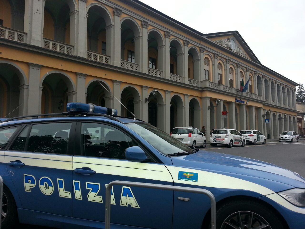 Lucca, aggredisce gli agenti in stazione: arrestato un 23enne