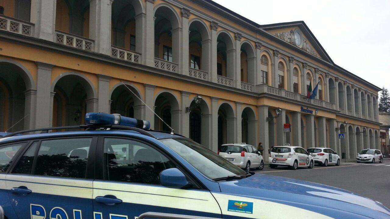 Lucca, aggredisce gli agenti in stazione: arrestato un 23enne
