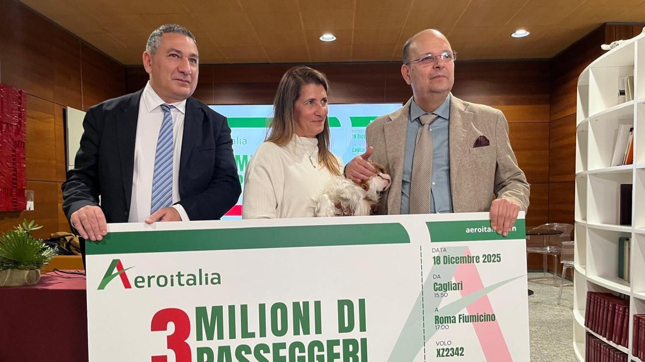 Aeroitalia festeggia e premia il passeggero numero 3 milioni: «Ha viaggiato col suo cagnolino» – ecco chi è