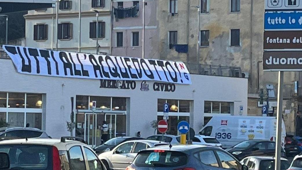 Al mercato civico uno striscione dei tifosi della Torres: “Tutti all’Acquedotto”