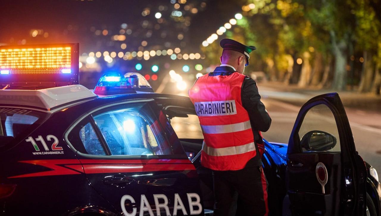 Picchia gli anziani genitori dopo una lite: arrestato