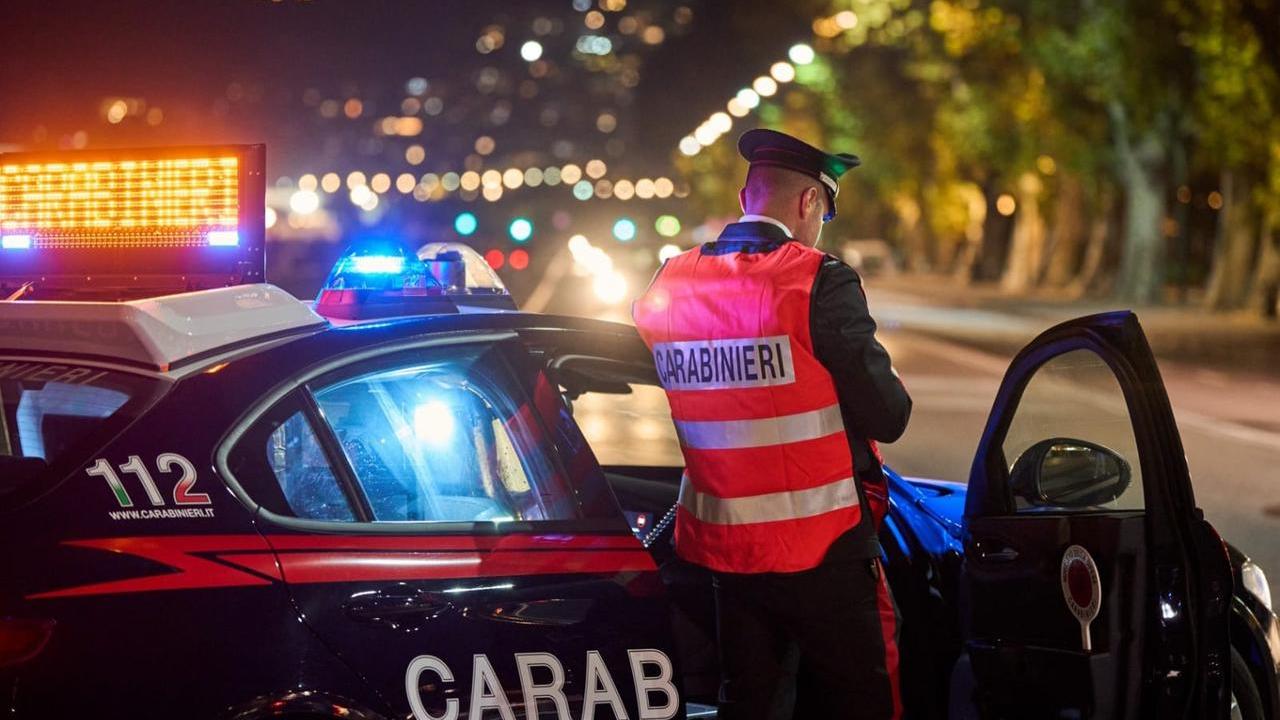 Picchia gli anziani genitori dopo una lite: arrestato