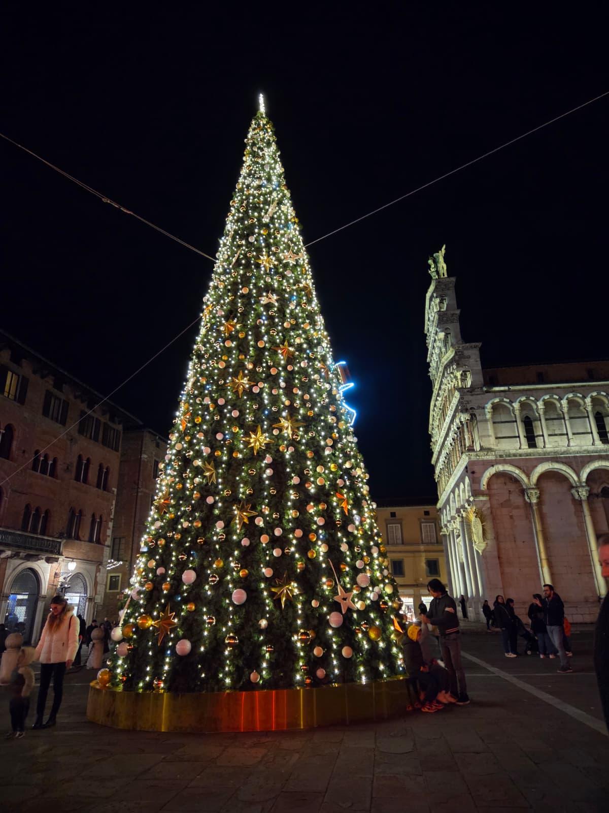 Ma quale corsa ai regali! A Lucca lo shopping è anche in notturna tra passeggiate, aperitivi e arte