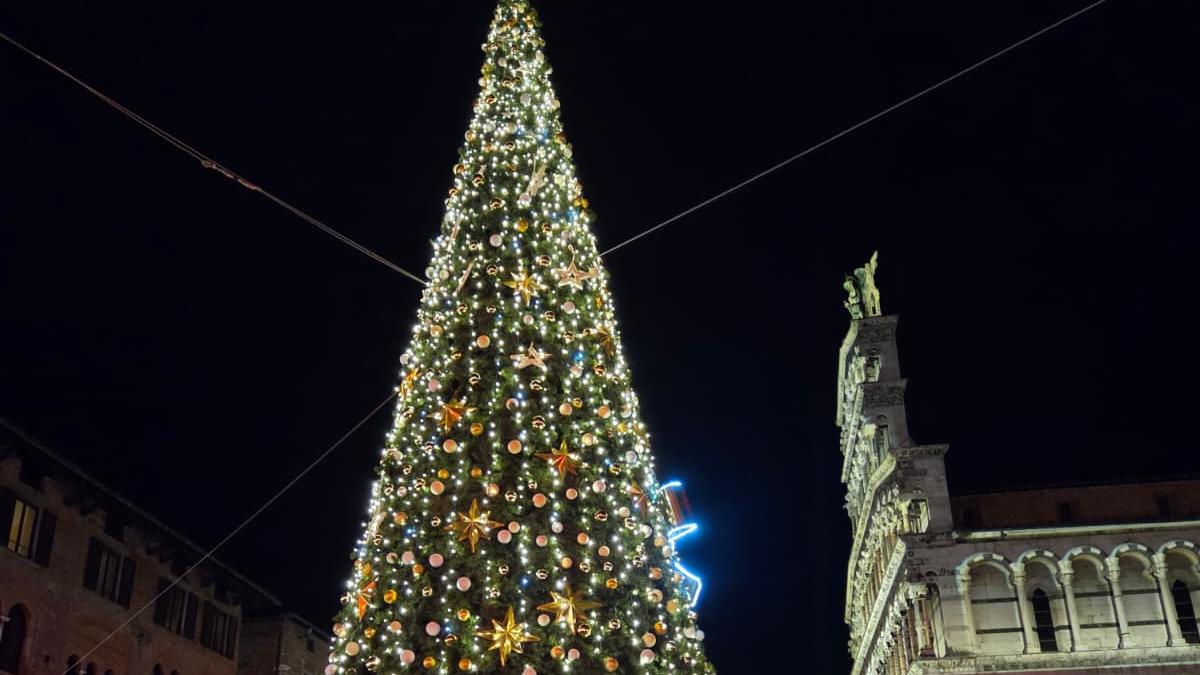Ma quale corsa ai regali! A Lucca lo shopping è anche in notturna tra passeggiate, aperitivi e arte