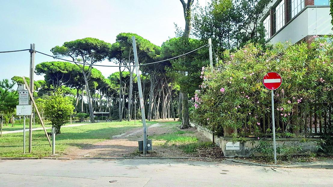 Il luogo dove è avvenuta l’aggressione, davanti al Collegio Colombo in Darsena (foto d’archivio)
