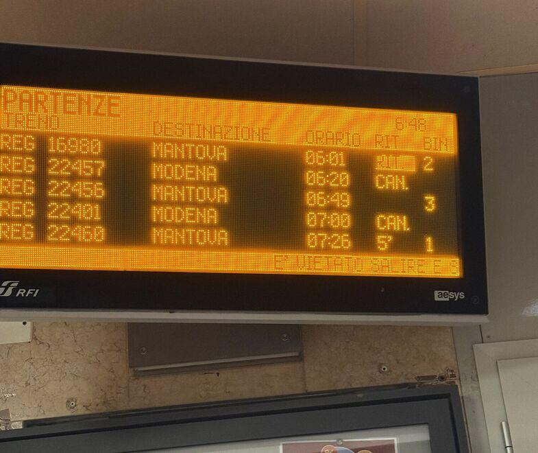 
	Il tabellone delle partenze con le cancellazioni

